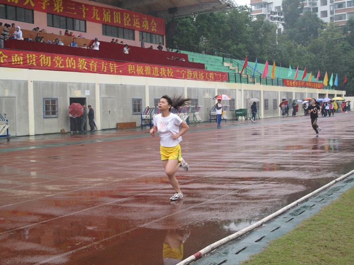 校运会女子200米比赛四海健儿奋力奔跑.JPG