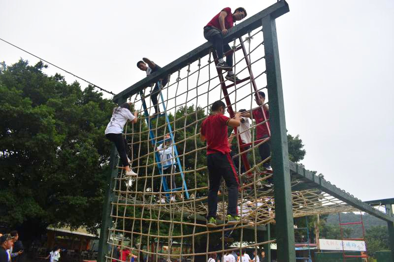 3、同学们互相协助跨越障碍①.jpg